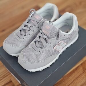 Girls New Balance  big kid size 1 never worn